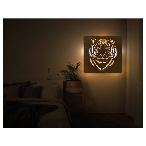 WohndesignPlus - LED-Wandbilder, LED-Tischlampen, LED-Motivuhren und 3D-Motiv-Uhren - LED Wandbild Tiger 6262 02 800 - Das nach hinten offene LED-Wandbild beleuchtet die dahinterliegende Wand des Raumes und diese reflektiert das Licht ohne zu blenden.