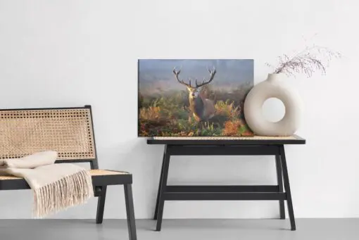 Leinwandbild Ein Beeindruckender Hirsch Inmitten Der Waldvegetation
