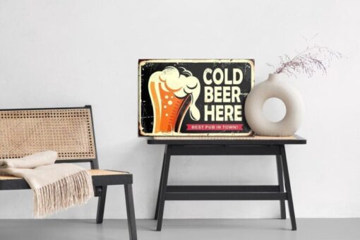 Leinwandbild Ein Krug Bier Und Retro-Schriftzug