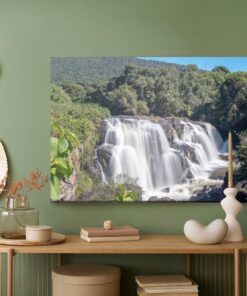 Leinwandbild Ein Wasserfall Inmitten Üppiger Vegetation