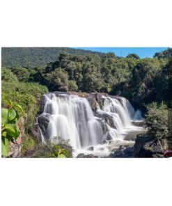 Leinwandbild Ein Wasserfall Inmitten Üppiger Vegetation