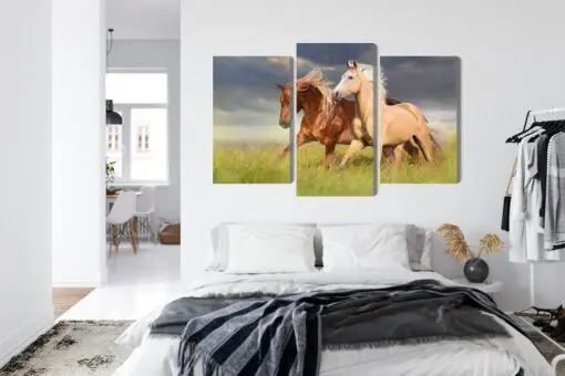 Mehrteiliges Bild Pferde Im Galopp Auf Einer 3D-Wiese