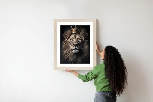 Poster Ein Löwe Mit Krone In Einem Realistischen Porträt
