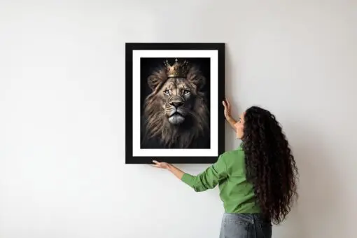 Poster Ein Löwe Mit Krone In Einem Realistischen Porträt