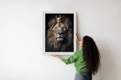 Poster Ein Löwe Mit Krone In Einem Realistischen Porträt