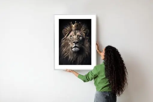 Poster Ein Löwe Mit Krone In Einem Realistischen Porträt