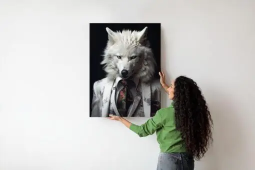 Poster Ein Weißer Wolf In Einem Silbernen Anzug
