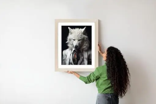 Poster Ein Weißer Wolf In Einem Silbernen Anzug