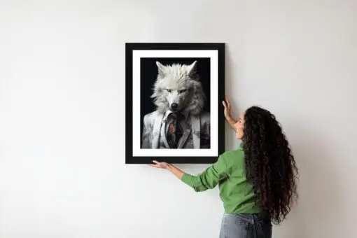 Poster Ein Weißer Wolf In Einem Silbernen Anzug