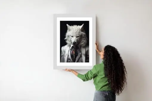 Poster Ein Weißer Wolf In Einem Silbernen Anzug