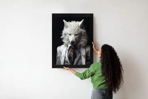 Poster Ein Weißer Wolf In Einem Silbernen Anzug