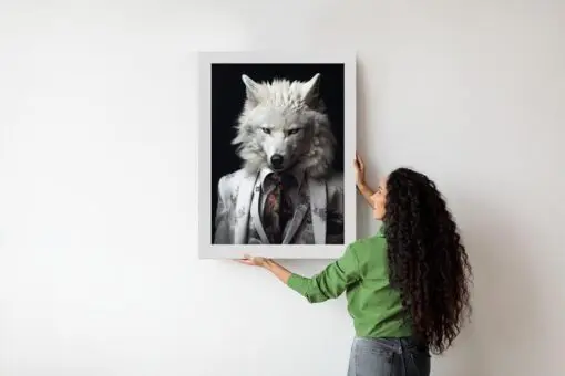 Poster Ein Weißer Wolf In Einem Silbernen Anzug