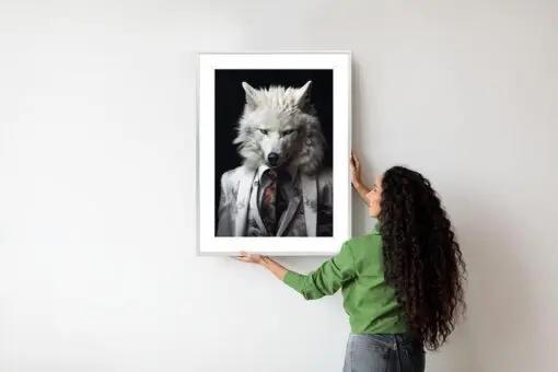 Poster Ein Weißer Wolf In Einem Silbernen Anzug