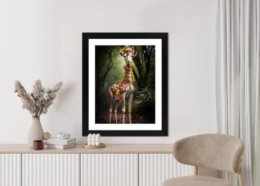 Poster Eine Junge Giraffe Mit Einer Decke Aus Bunten Dschungelblumen