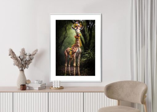 Poster Eine Junge Giraffe Mit Einer Decke Aus Bunten Dschungelblumen