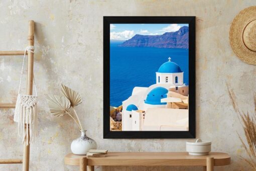 Poster Santorini-Landschaft Mit Einer Weißen Kirche Und Blick Auf Das Blaue Meer