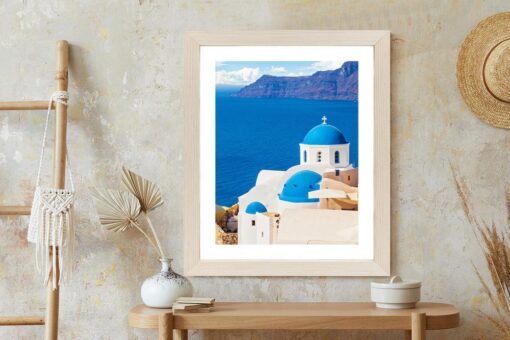 Poster Santorini-Landschaft Mit Einer Weißen Kirche Und Blick Auf Das Blaue Meer