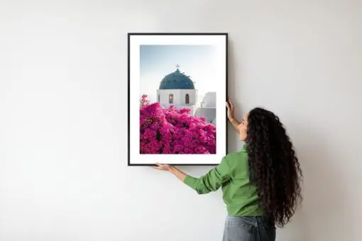 Poster Typische Santorini-Architektur Und Blühende Bougainvillea