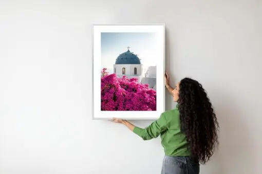 Poster Typische Santorini-Architektur Und Blühende Bougainvillea