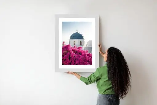Poster Typische Santorini-Architektur Und Blühende Bougainvillea