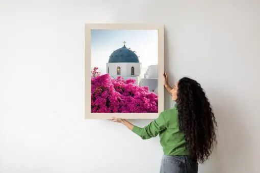 Poster Typische Santorini-Architektur Und Blühende Bougainvillea