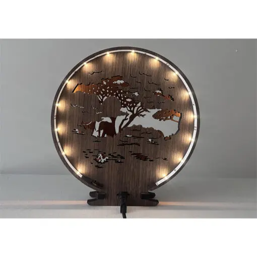 Die LED-Tischlampe mit individuellem Motiv bietet eine Vielfalt an Lichtschattierungen, hauptsächlich in klarem, weißem Licht, und zeichnet sich durch eine einzigartige Ästhetik aus, die durch ihre spezielle Bauweise und Designelemente unterstrichen wird. Die energieeffiziente LED-Hintergrundbeleuchtung ist austauschbar und gewährleistet somit eine nachhaltige Nutzung sowie eine lange Lebensdauer der Leuchte.
